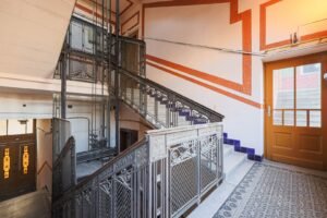 Descoperă eleganța istorică în inima Aradului: apartament de 5 camere De vânzare Descoperă eleganța istorică în inima Aradului: apartament de 5 camere în zona Ultracentral 5 camere 3 dormitoare Arad 6