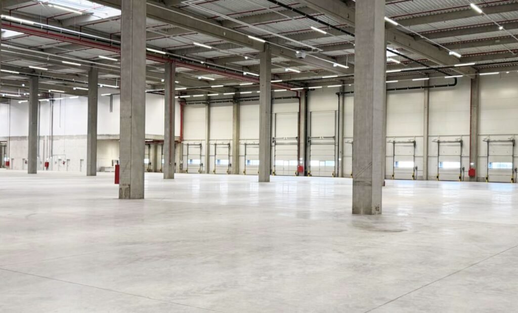 De închiriat Hală industrială de închiriat, 2.900 mp, Arad în zona Aurel Vlaicu 2 camere Arad 1