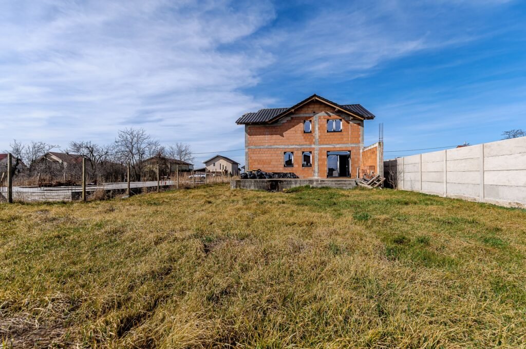 De vânzare REZERVAT! Casă la roșu cu teren de 752 mp, Mandruloc. Arad în zona Arad 5 camere 3 dormitoare Arad 1