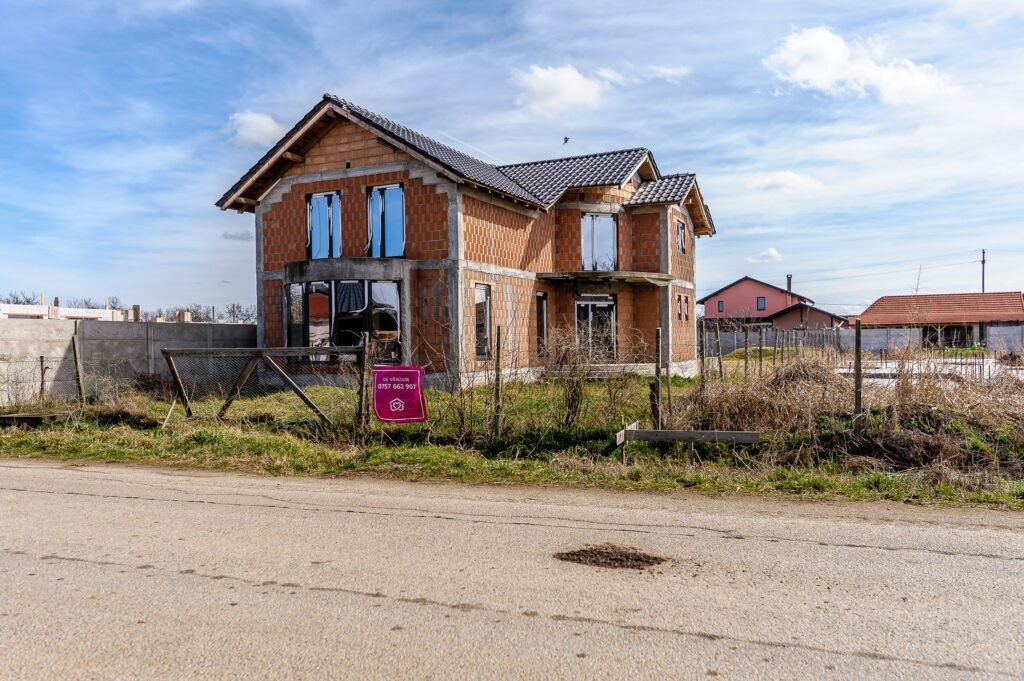 De vânzare REZERVAT! Casă la roșu cu teren de 752 mp, Mandruloc. Arad în zona Arad 5 camere 3 dormitoare Arad 2