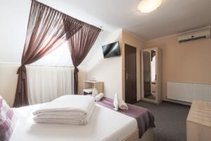 Flexibilitate într-o locație cheie, ideală pt hotel, cămin, clinică. De vânzare Flexibilitate într-o locație cheie, ideală pt hotel, cămin, clinică. în zona Micalaca 14 camere 13 dormitoare Arad 14