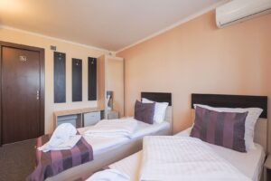 Flexibilitate într-o locație cheie, ideală pt hotel, cămin, clinică. De vânzare Flexibilitate într-o locație cheie, ideală pt hotel, cămin, clinică. în zona Micalaca 14 camere 13 dormitoare Arad 17