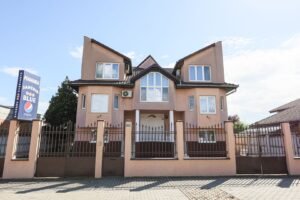 Flexibilitate într-o locație cheie, ideală pt hotel, cămin, clinică. De vânzare Flexibilitate într-o locație cheie, ideală pt hotel, cămin, clinică. în zona Micalaca 14 camere 13 dormitoare Arad 2