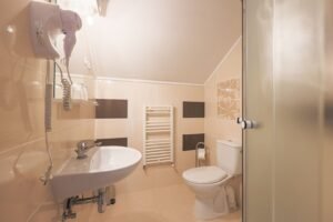Flexibilitate într-o locație cheie, ideală pt hotel, cămin, clinică. De vânzare Flexibilitate într-o locație cheie, ideală pt hotel, cămin, clinică. în zona Micalaca 14 camere 13 dormitoare Arad 23