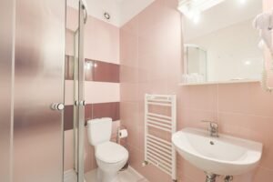 Flexibilitate într-o locație cheie, ideală pt hotel, cămin, clinică. De vânzare Flexibilitate într-o locație cheie, ideală pt hotel, cămin, clinică. în zona Micalaca 14 camere 13 dormitoare Arad 24
