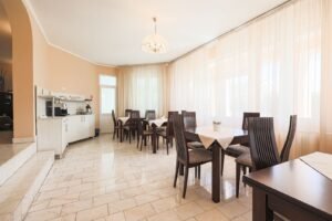 Flexibilitate într-o locație cheie, ideală pt hotel, cămin, clinică. De vânzare Flexibilitate într-o locație cheie, ideală pt hotel, cămin, clinică. în zona Micalaca 14 camere 13 dormitoare Arad 4