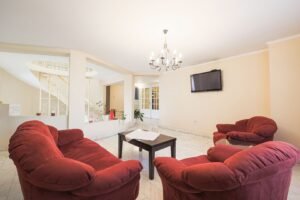Flexibilitate într-o locație cheie, ideală pt hotel, cămin, clinică. De vânzare Flexibilitate într-o locație cheie, ideală pt hotel, cămin, clinică. în zona Micalaca 14 camere 13 dormitoare Arad 6