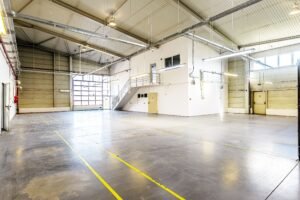 De închiriat Hală industrială ideală pentru producție sau showroom în Arad în zona Gradiste 2 camere Arad 2