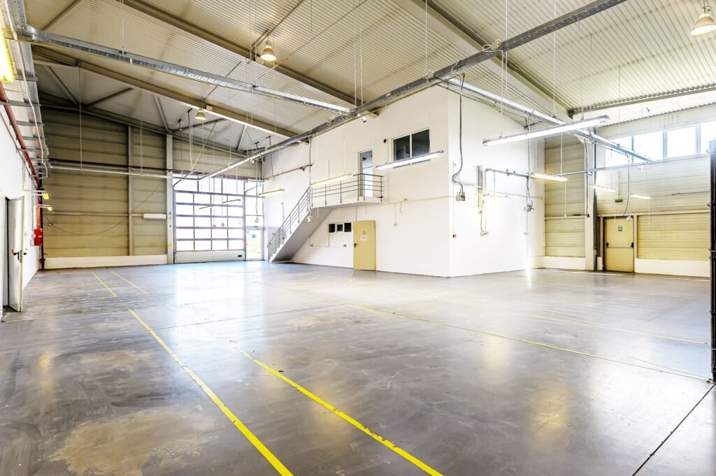 De închiriat Hală industrială ideală pentru producție sau showroom în Arad în zona Gradiste 2 camere Arad 2