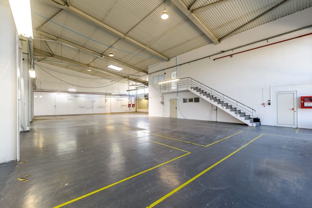 De închiriat Hală industrială ideală pentru producție sau showroom în Arad în zona Gradiste 2 camere Arad 4