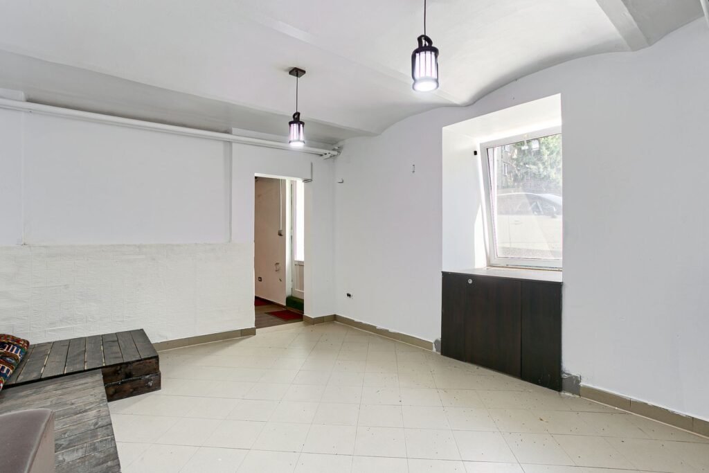 Spatiu comercial de închiriat – 210 mp – Ultracentral – COMISION 0% De închiriat Spatiu comercial de închiriat – 210 mp – Ultracentral – COMISION 0% în zona Ultracentral 3 camere Arad 6