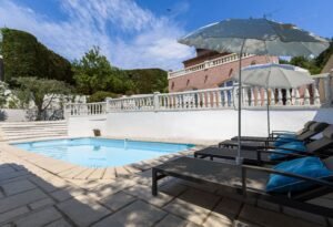 De vânzare Vila fermecătoare la 10 minute de Cannes în zona Arad 7 camere 5 dormitoare Arad 1