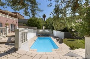 De vânzare Vila fermecătoare la 10 minute de Cannes în zona Arad 7 camere 5 dormitoare Arad 12
