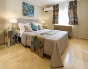 De vânzare Vila fermecătoare la 10 minute de Cannes în zona Arad 7 camere 5 dormitoare Arad 8