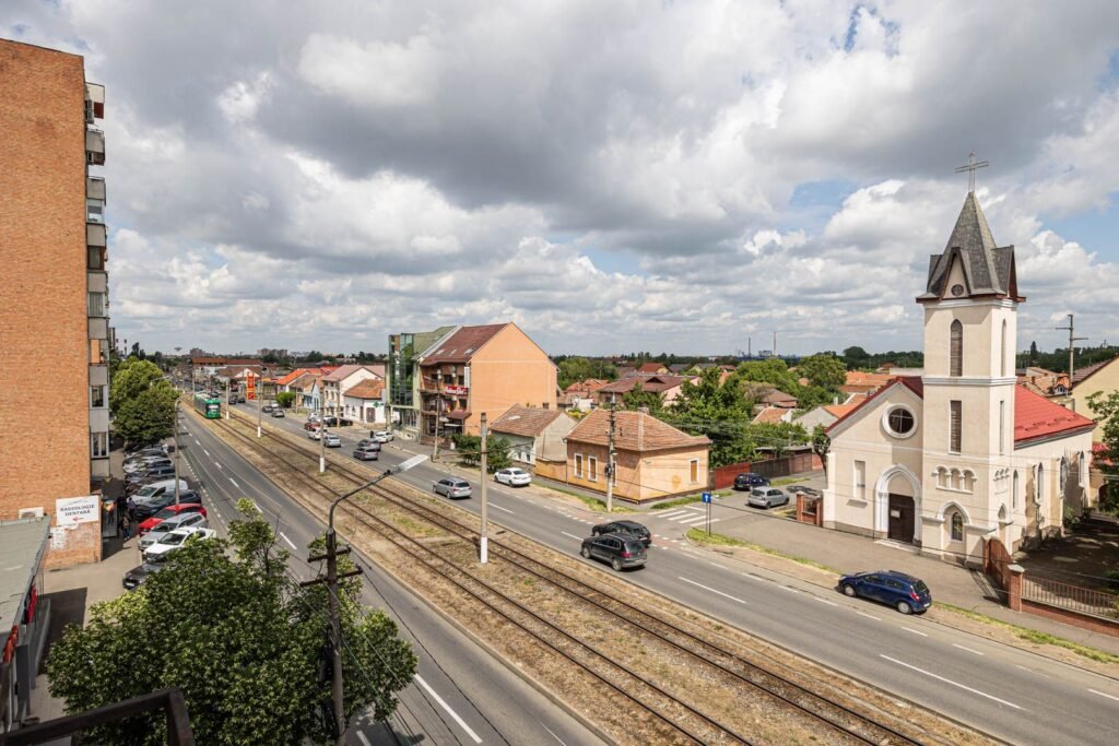 Ap. decomandat cu 3 camere, spațios și luminos, Micalaca, Zona 100 De vânzare Ap. decomandat cu 3 camere, spațios și luminos, Micalaca, Zona 100 în zona Micalaca 3 camere 2 dormitoare Arad 1