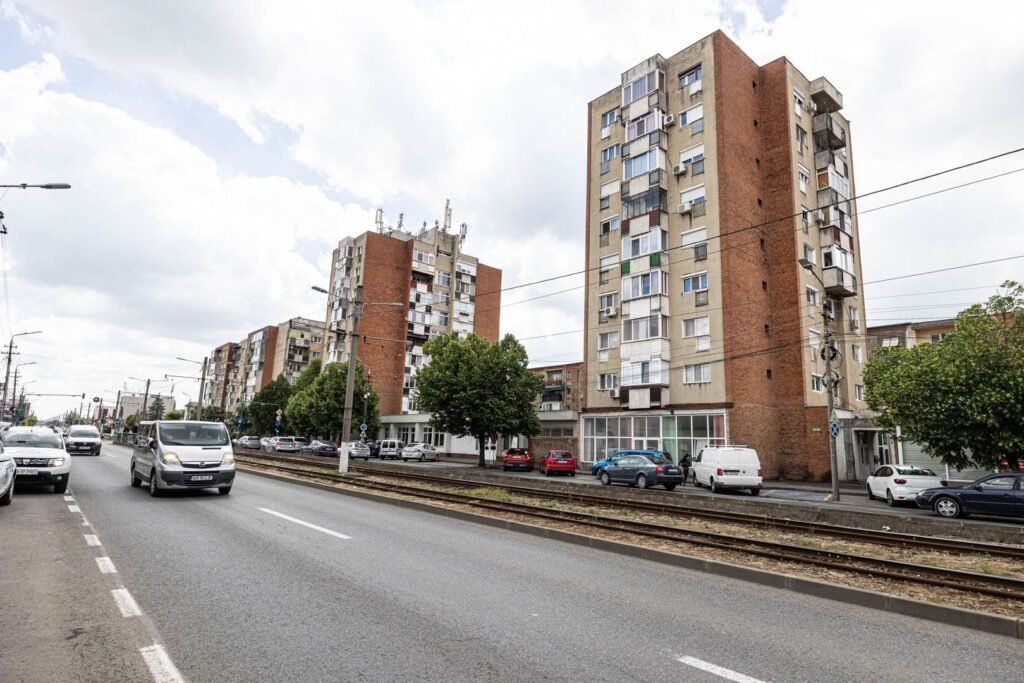 Ap. decomandat cu 3 camere, spațios și luminos, Micalaca, Zona 100 De vânzare Ap. decomandat cu 3 camere, spațios și luminos, Micalaca, Zona 100 în zona Micalaca 3 camere 2 dormitoare Arad 2