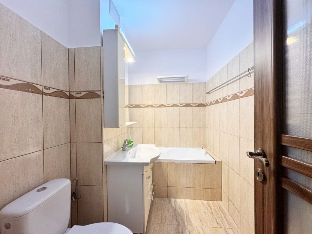 Apartament decomandat, etaj 1 cu balcon, Calea Iuliu Maniu. De închiriat Apartament decomandat, etaj 1 cu balcon, Calea Iuliu Maniu. în zona Podgoria 3 camere 2 dormitoare Arad 10
