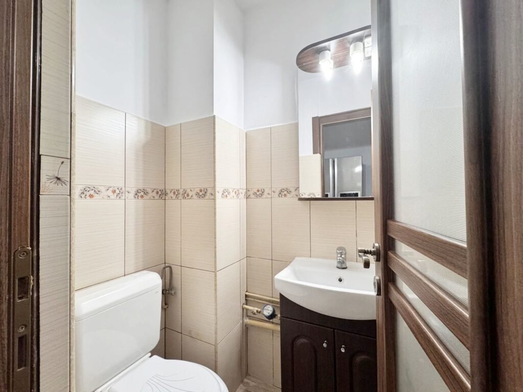 Apartament decomandat, etaj 1 cu balcon, Calea Iuliu Maniu. De închiriat Apartament decomandat, etaj 1 cu balcon, Calea Iuliu Maniu. în zona Podgoria 3 camere 2 dormitoare Arad 11