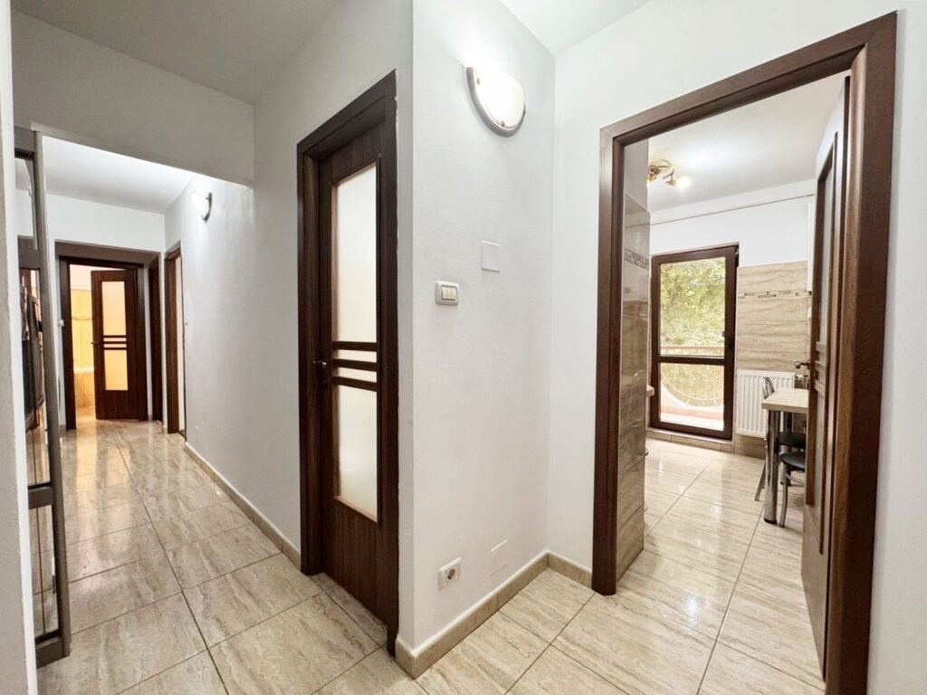 Apartament decomandat, etaj 1 cu balcon, Calea Iuliu Maniu. De închiriat Apartament decomandat, etaj 1 cu balcon, Calea Iuliu Maniu. în zona Podgoria 3 camere 2 dormitoare Arad 2