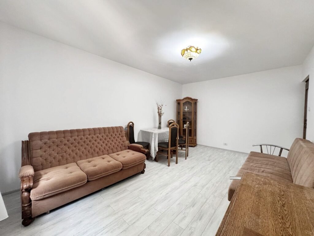 Apartament decomandat, etaj 1 cu balcon, Calea Iuliu Maniu. De închiriat Apartament decomandat, etaj 1 cu balcon, Calea Iuliu Maniu. în zona Podgoria 3 camere 2 dormitoare Arad 3