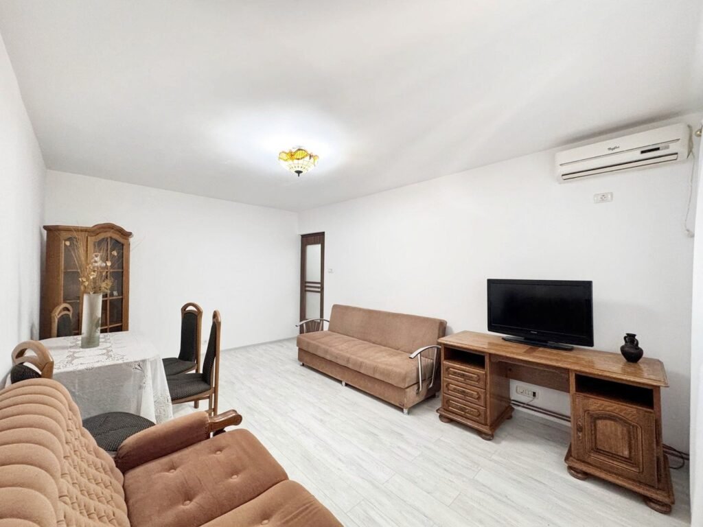 Apartament decomandat, etaj 1 cu balcon, Calea Iuliu Maniu. De închiriat Apartament decomandat, etaj 1 cu balcon, Calea Iuliu Maniu. în zona Podgoria 3 camere 2 dormitoare Arad 4