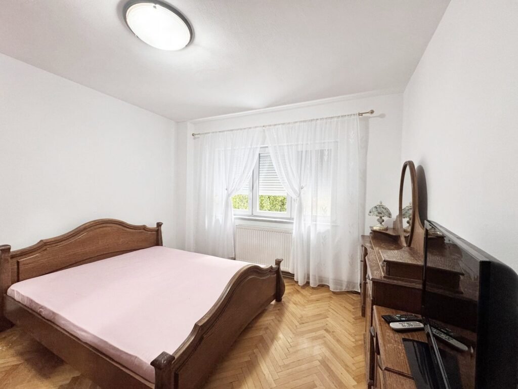 Apartament decomandat, etaj 1 cu balcon, Calea Iuliu Maniu. De închiriat Apartament decomandat, etaj 1 cu balcon, Calea Iuliu Maniu. în zona Podgoria 3 camere 2 dormitoare Arad 5