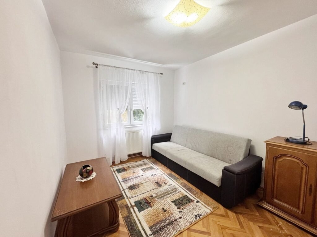 Apartament decomandat, etaj 1 cu balcon, Calea Iuliu Maniu. De închiriat Apartament decomandat, etaj 1 cu balcon, Calea Iuliu Maniu. în zona Podgoria 3 camere 2 dormitoare Arad 6