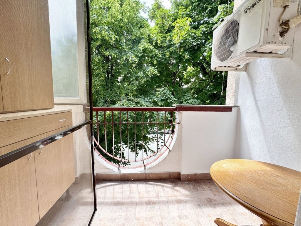 Apartament decomandat, etaj 1 cu balcon, Calea Iuliu Maniu. De închiriat Apartament decomandat, etaj 1 cu balcon, Calea Iuliu Maniu. în zona Podgoria 3 camere 2 dormitoare Arad 7