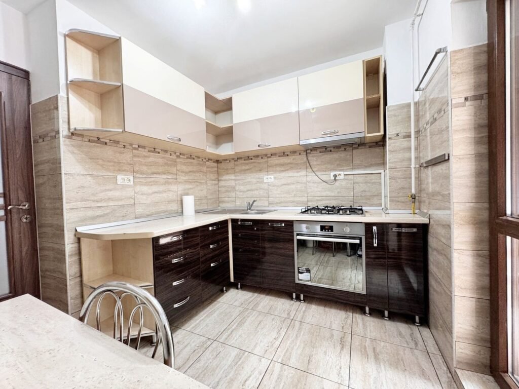 Apartament decomandat, etaj 1 cu balcon, Calea Iuliu Maniu. De închiriat Apartament decomandat, etaj 1 cu balcon, Calea Iuliu Maniu. în zona Podgoria 3 camere 2 dormitoare Arad 8