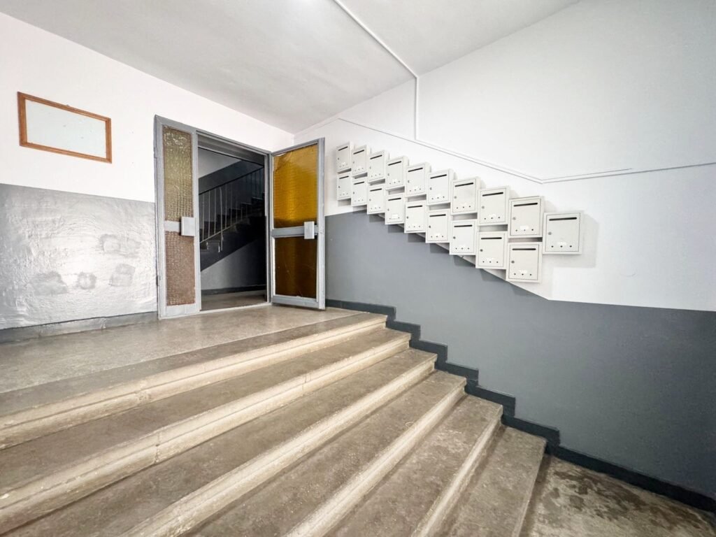 Apartament decomandat, etaj 1 cu balcon, Calea Iuliu Maniu. De închiriat Apartament decomandat, etaj 1 cu balcon, Calea Iuliu Maniu. în zona Podgoria 3 camere 2 dormitoare Arad 9