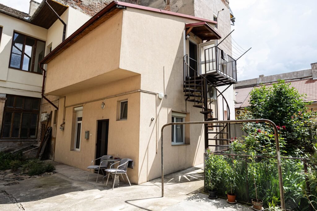 Apartament ideal pentru tineri, în Piața Catedralei, Arad. De vânzare Apartament ideal pentru tineri, în Piața Catedralei, Arad. în zona Central 2 camere 1 dormitor Arad 3