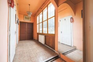 Casă cu potențial comercial,  lângă Spitalul Județean Arad. De vânzare Casă cu potențial comercial,  lângă Spitalul Județean Arad. în zona Parneava 5 camere 3 dormitoare Arad 10