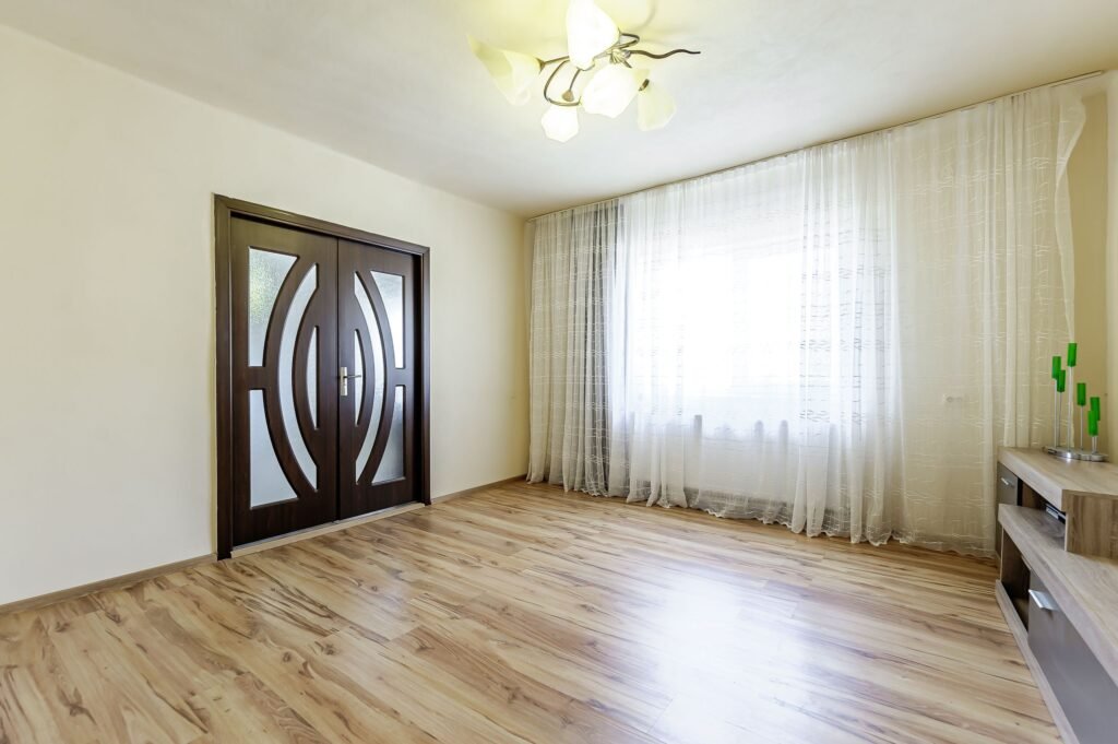 De vânzare Casă individuală cu grădină și acces auto,  Aradul Nou, Str. Molidului în zona Aradul Nou 4 camere 2 dormitoare Arad 5