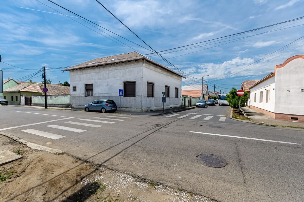 Casă spațioasă pentru familie mare. Curte generoasă, zonă accesibilă! De vânzare Casă spațioasă pentru familie mare. Curte generoasă, zonă accesibilă! în zona Aradul Nou 5 camere Arad 3