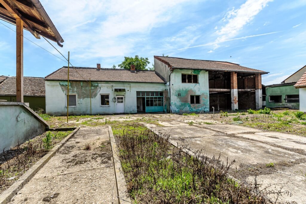 Casă spațioasă pentru familie mare. Curte generoasă, zonă accesibilă! De vânzare Casă spațioasă pentru familie mare. Curte generoasă, zonă accesibilă! în zona Aradul Nou 5 camere Arad 6