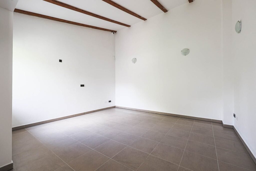 De închiriat De închiriat spațiu comercial 85 mp în Grădiște – cu vitrină stradală în zona Gradiste 2 camere Arad 1