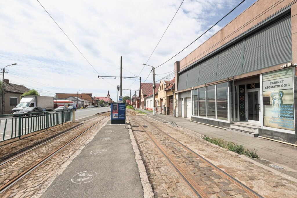 De inchiriat spatiu comercial cu vitrina in Gradiste De închiriat De inchiriat spatiu comercial cu vitrina in Gradiste în zona Gradiste 2 camere Arad 1