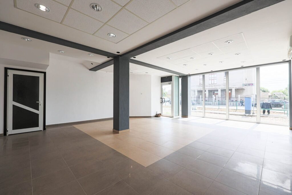 De inchiriat spatiu comercial cu vitrina in Gradiste De închiriat De inchiriat spatiu comercial cu vitrina in Gradiste în zona Gradiste 2 camere Arad 2