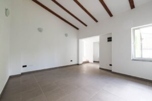 De inchiriat spatiu comercial cu vitrina in Gradiste De închiriat De inchiriat spatiu comercial cu vitrina in Gradiste în zona Gradiste 2 camere Arad 5