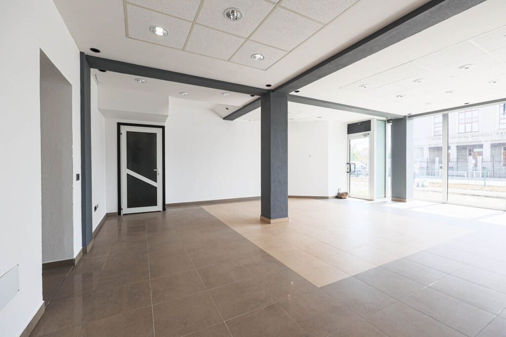 De inchiriat spatiu comercial cu vitrina in Gradiste De închiriat De inchiriat spatiu comercial cu vitrina in Gradiste în zona Gradiste 2 camere Arad 8