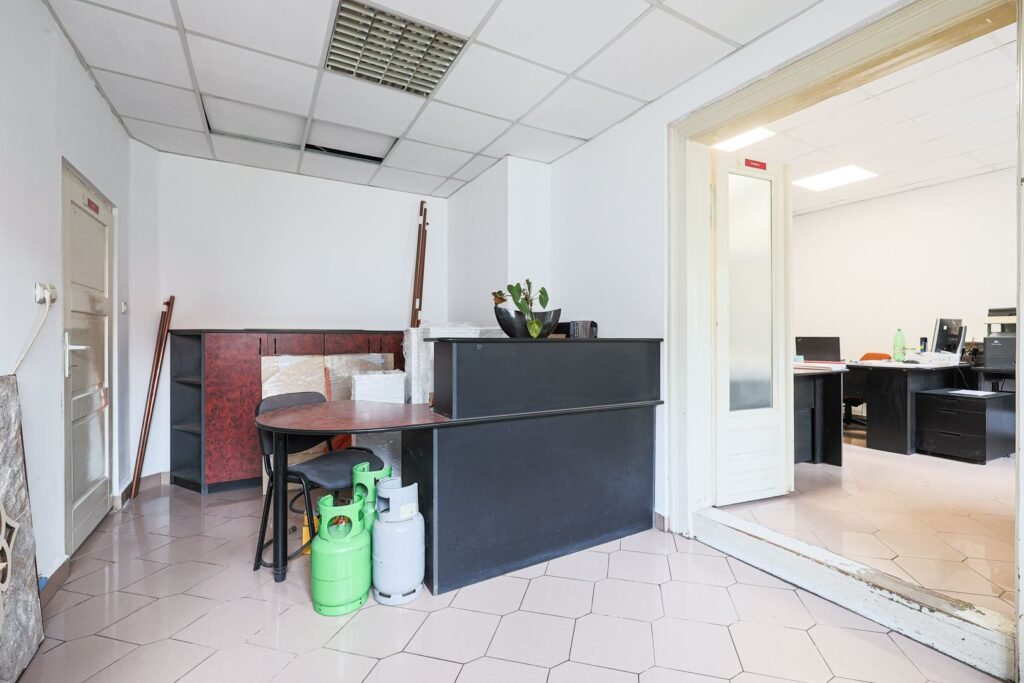 De vânzare De vanzare apartament transformat in birou în zona Central 3 camere Arad 2