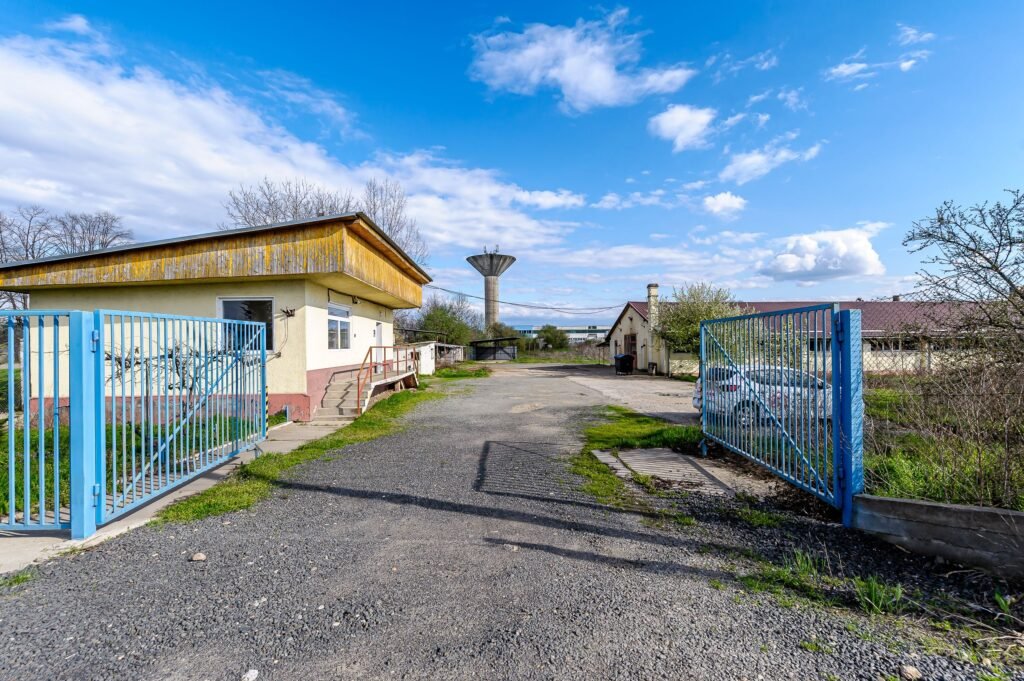 De vânzare Hala industrială cu teren 10.495 mp – potențial supermarket, Lipova în zona Periferie 10 camere Arad 1