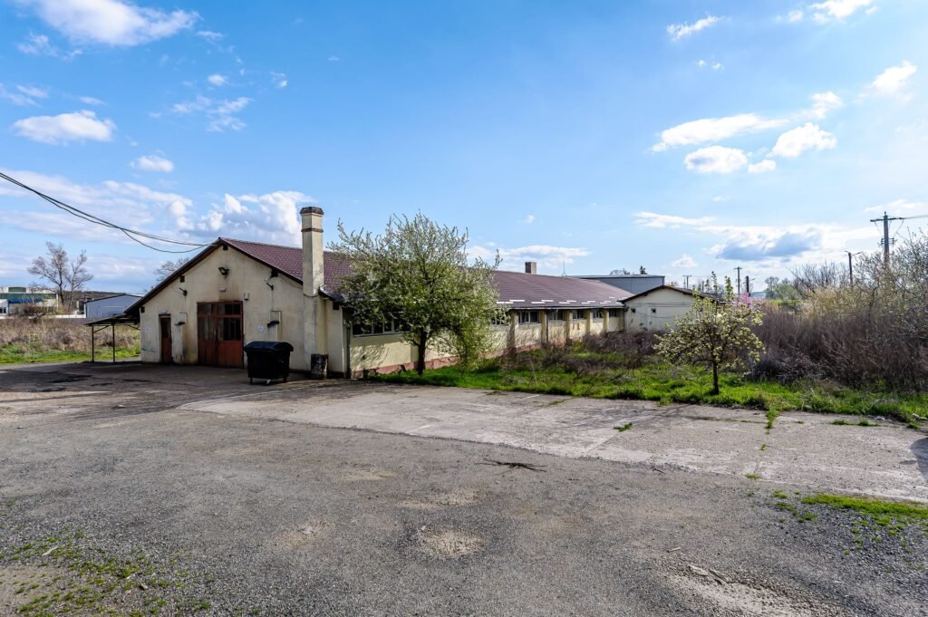 De vânzare Hala industrială cu teren 10.495 mp – potențial supermarket, Lipova în zona Periferie 10 camere Arad 1