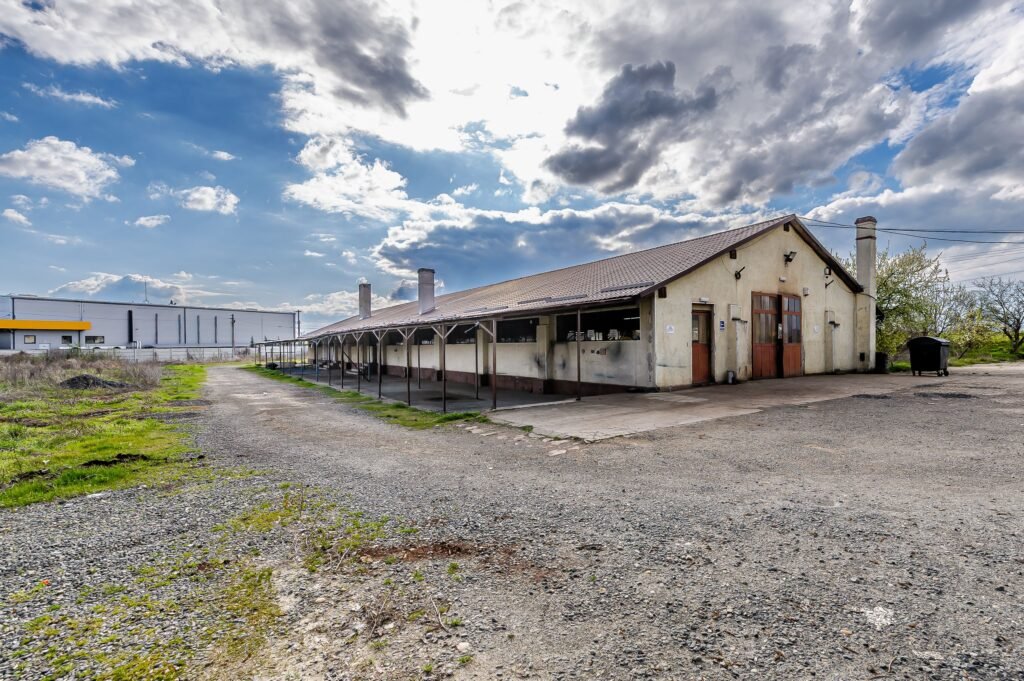 De vânzare Hala industrială cu teren 10.495 mp – potențial supermarket, Lipova în zona Periferie 10 camere Arad 1