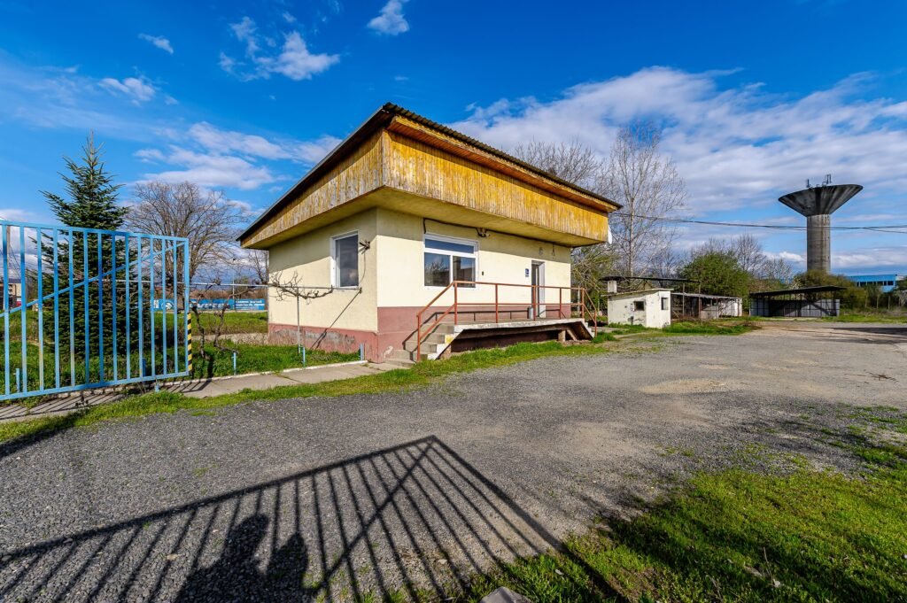 De vânzare Hala industrială cu teren 10.495 mp – potențial supermarket, Lipova în zona Periferie 10 camere Arad 4
