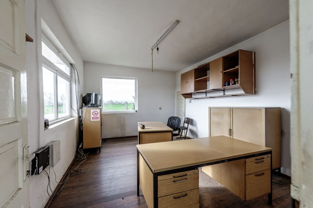 De vânzare Hala industrială cu teren 10.495 mp – potențial supermarket, Lipova în zona Periferie 10 camere Arad 5