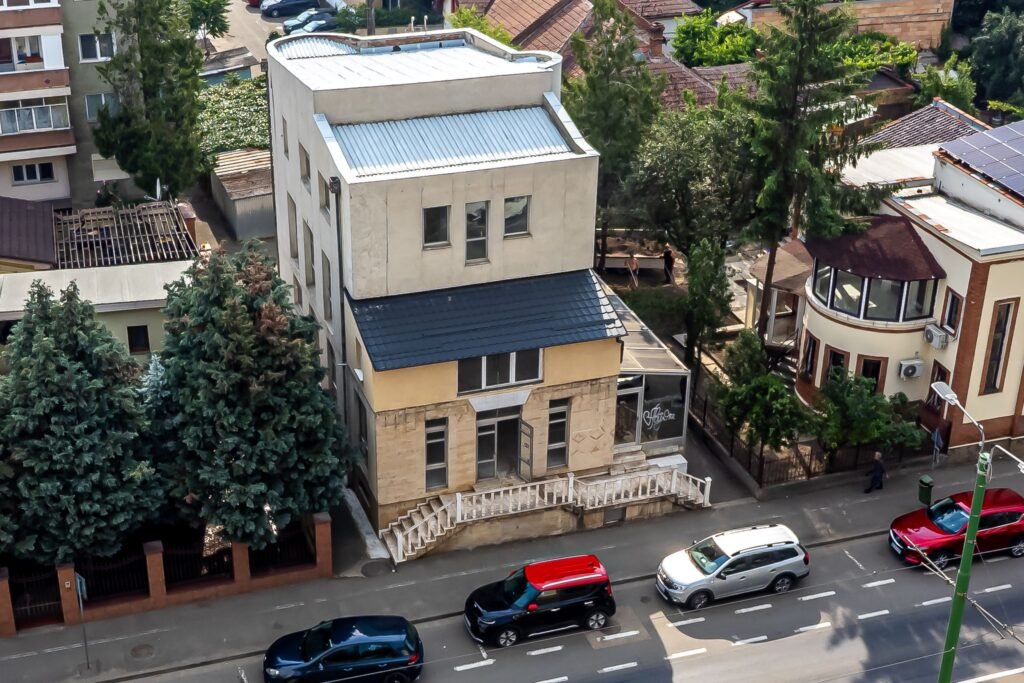 Imobil versatil, ideal pentru investiție, zonă cu trafic intens, Arad De vânzare Imobil versatil, ideal pentru investiție, zonă cu trafic intens, Arad în zona Romanilor 8 camere Arad 2