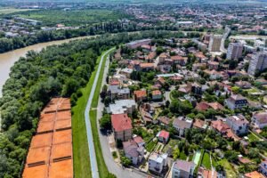 Proprietate cu teren generos în cea mai râvnită zonă a Aradului De vânzare Proprietate cu teren generos în cea mai râvnită zonă a Aradului în zona Romanilor 4 camere 3 dormitoare Arad 8
