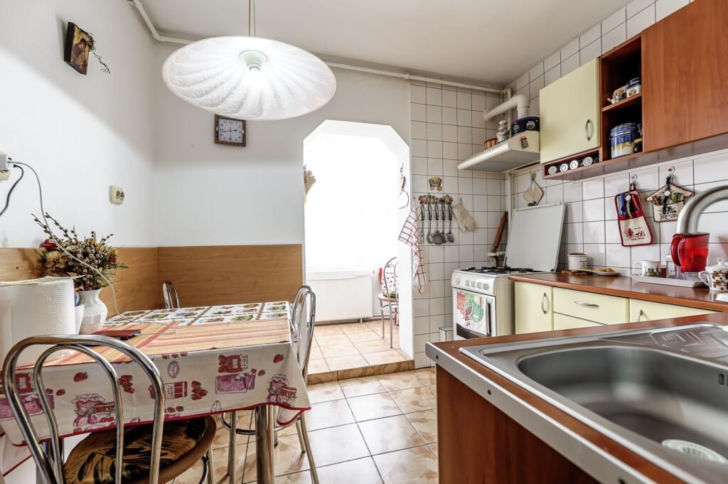 De vânzare REZERVAT Apartament cu 3 camere decomandat in Alfa Comision 0 în zona Alfa 3 camere 2 dormitoare Arad 4