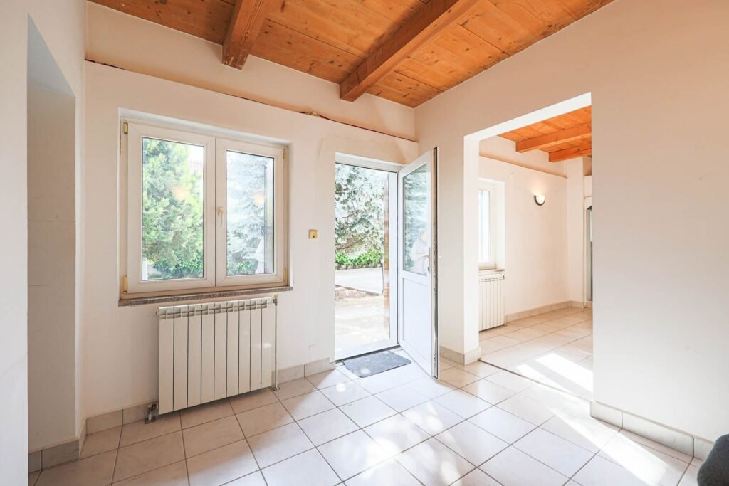 Vilă 5 camere Grădiște | 2 corpuri | 0% comision. Preț negociabil! De vânzare Vilă 5 camere Grădiște | 2 corpuri | 0% comision. Preț negociabil! în zona Gradiste 5 camere 2 dormitoare Arad 3